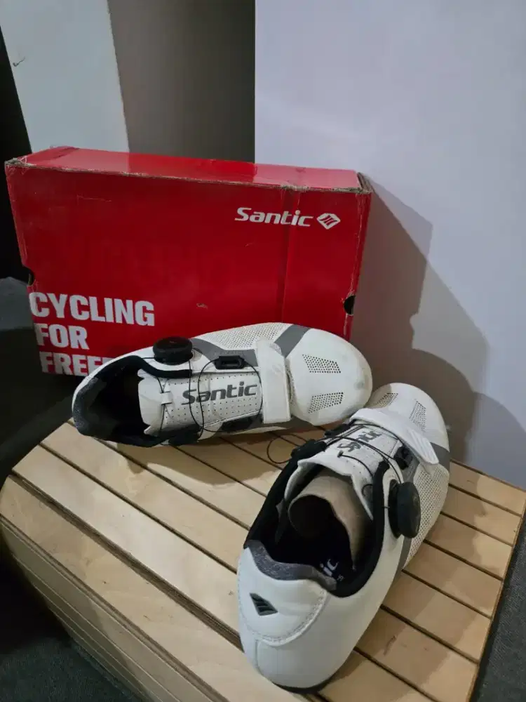 Sepatu sepeda Santic