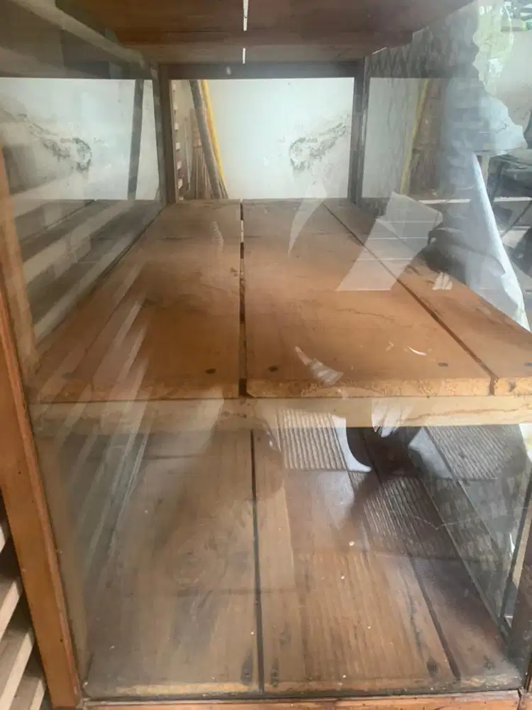Meja jati dan kaca etalase