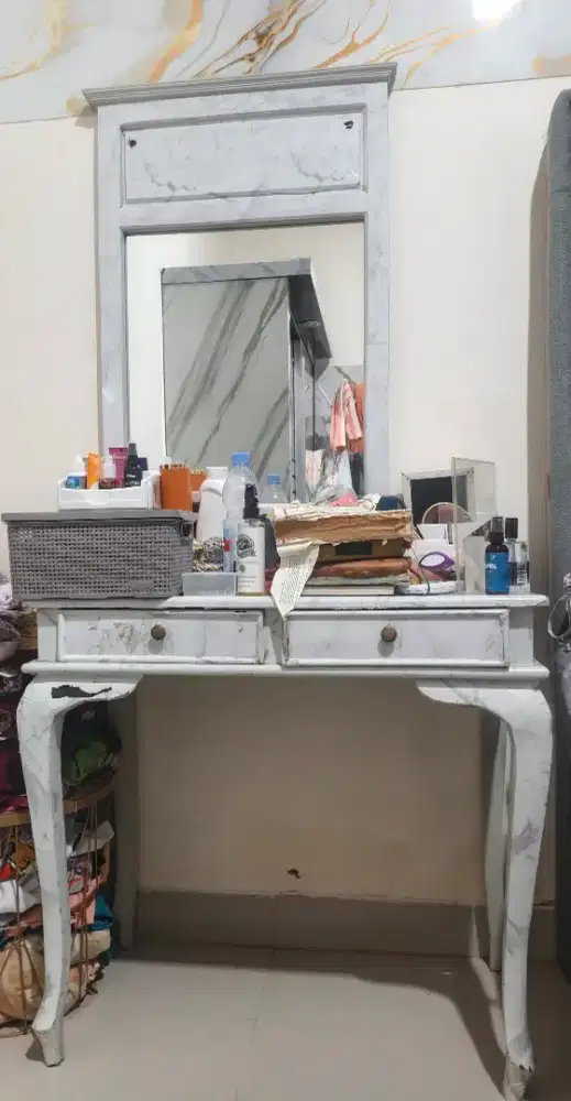 Meja rias dan kaca bahan kayu