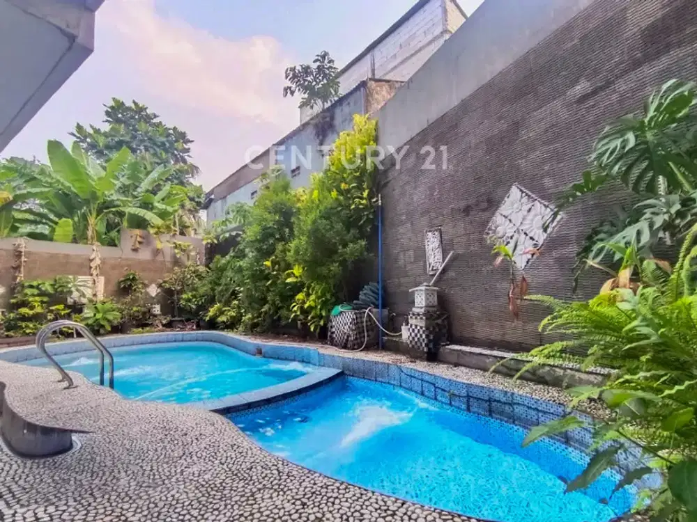 Rumah Ada Swimming Pool Di Pancoran Mas Depok