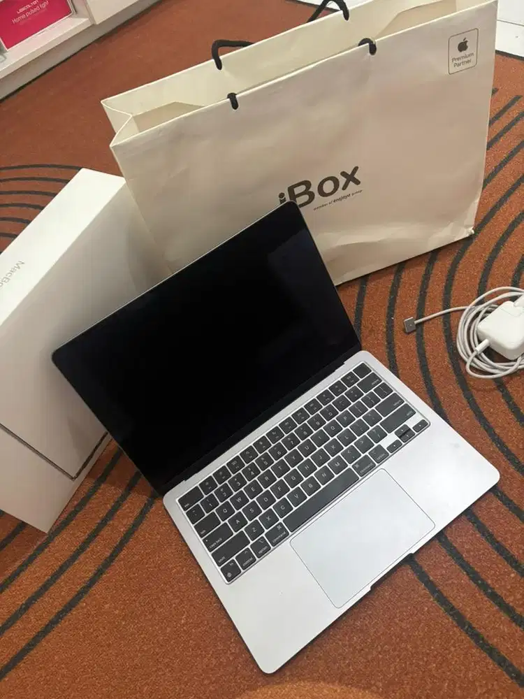 Macbook Air M2 2022 16/256 ex Ibox garansi 1 Maret 2026