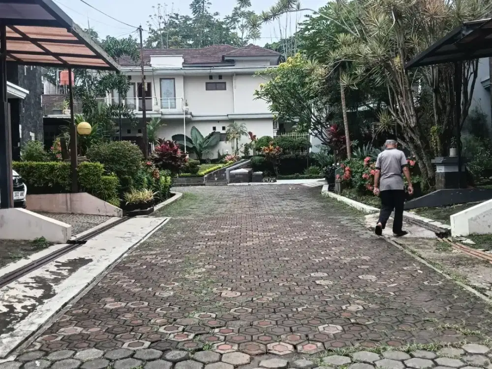MURAH BANGET Rumah LUAS lingkungan NYAMAN di Cigadung Sayap Dago Bandung dijual