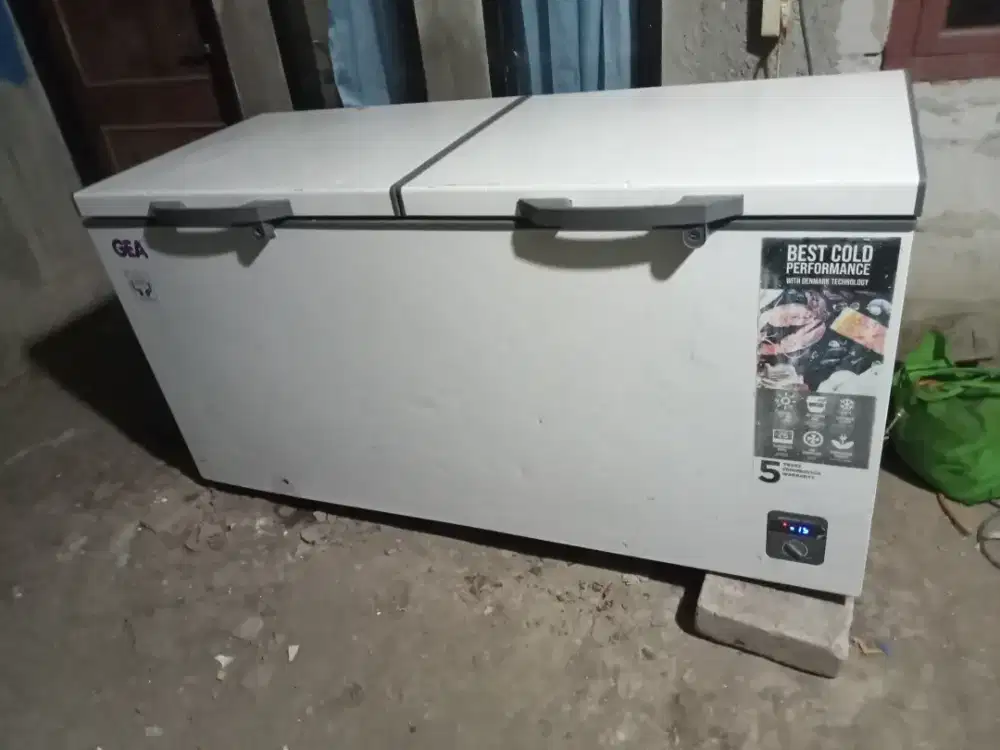 Freezer bok merek Gea kapasitas 600 liter