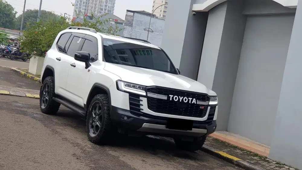[ LOW KM ] Toyota Land Cruiser LC 300 GR-S GR Sport 4X4 AT 2024/2025