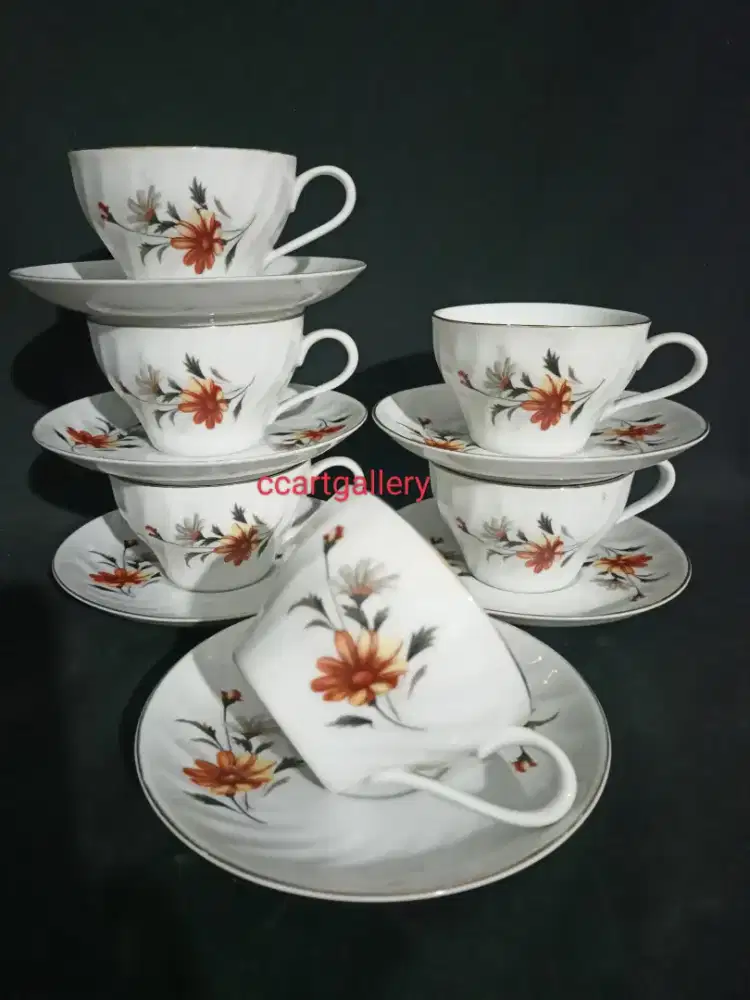 Cangkir teh lawas ulir bunga krisan