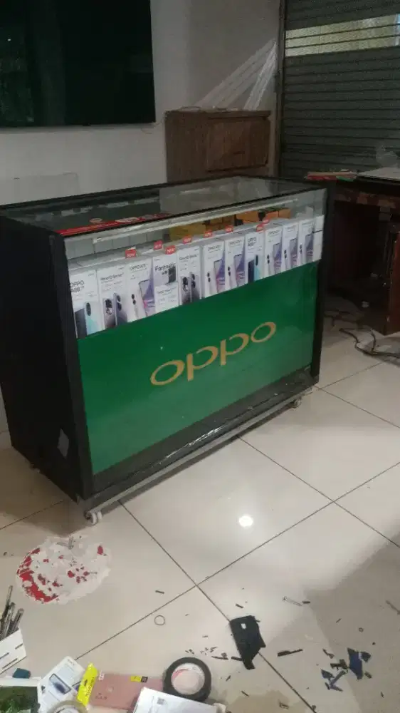 Etalase konter oppo