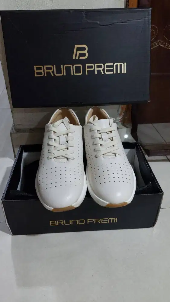 Sepatu Bruno Premi Original Warna Putih,Kondisi 99% Seperti Baru!!