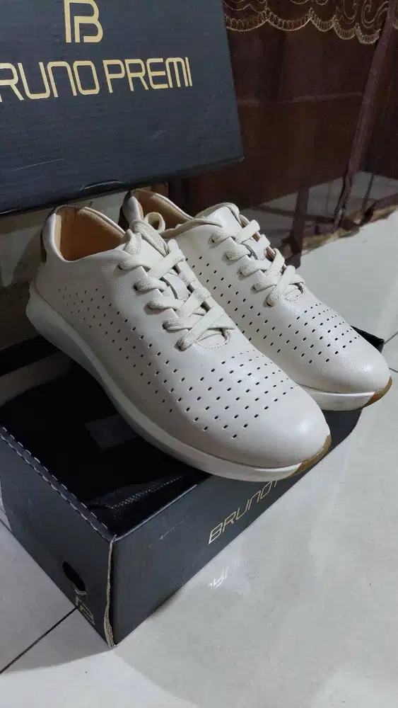 Sepatu Bruno Premi Original Warna Putih,Kondisi 99% Seperti Baru!!