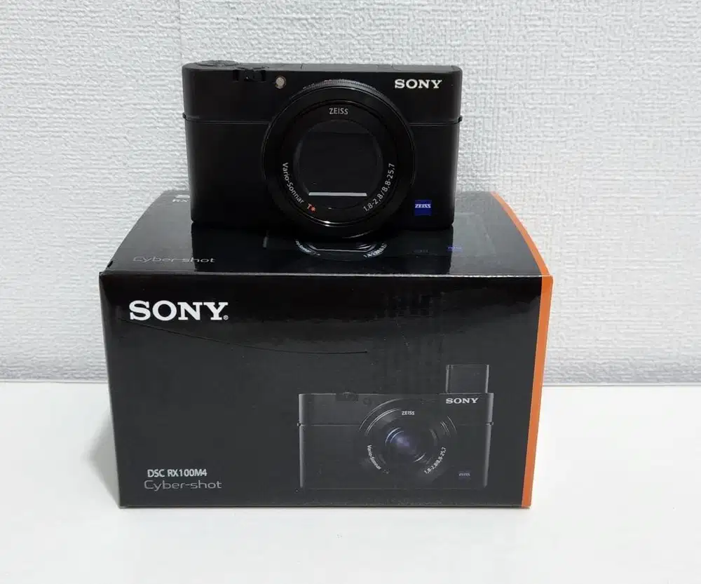SONY RX100 MARK 4 ( LIKE NEW )