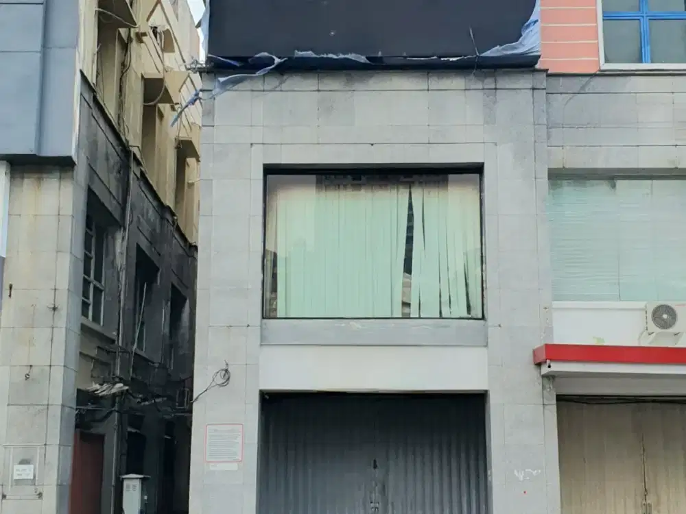 Ruko hoek hadap jalan raya dalam kompleks Inkopal, Kelapa Gading