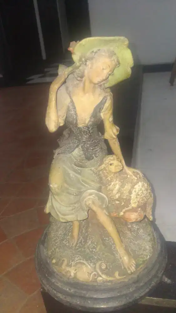 Patung antik anak cewe dan domba