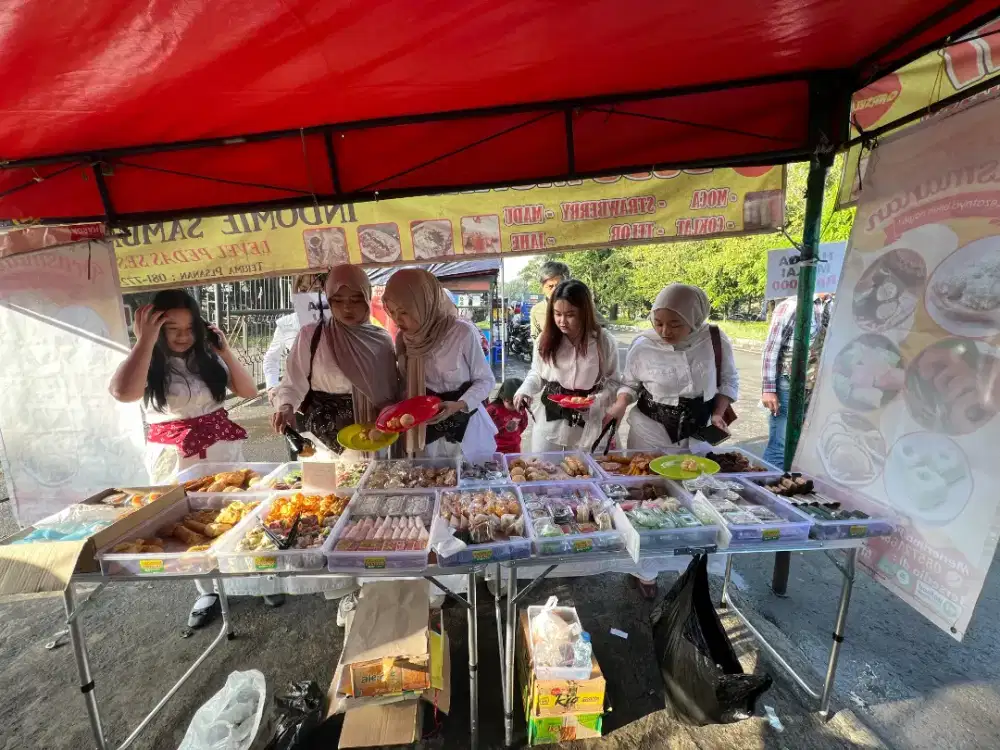 DICARI CEPAT PENJAGA STAND KUE BASAH