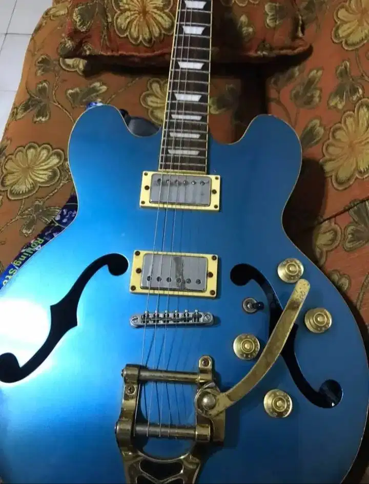 Gitar semi hollow body