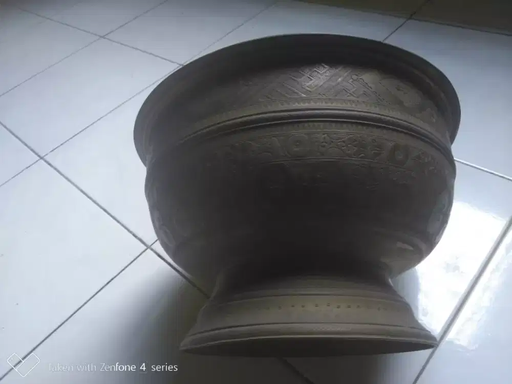 Bokor kuningan kuno ada ukiranya