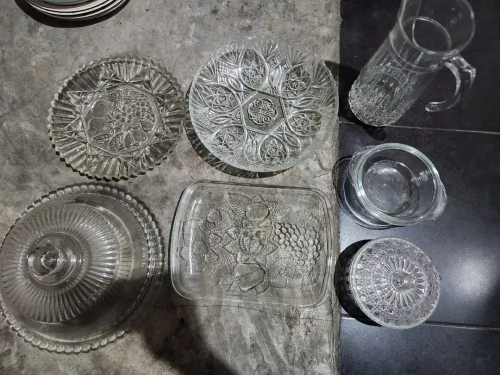 piring2 dan nampan beling atau kaca yg sangat tebat