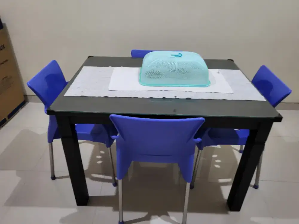 Set meja makan (meja dan 4 kursi) tudung saji