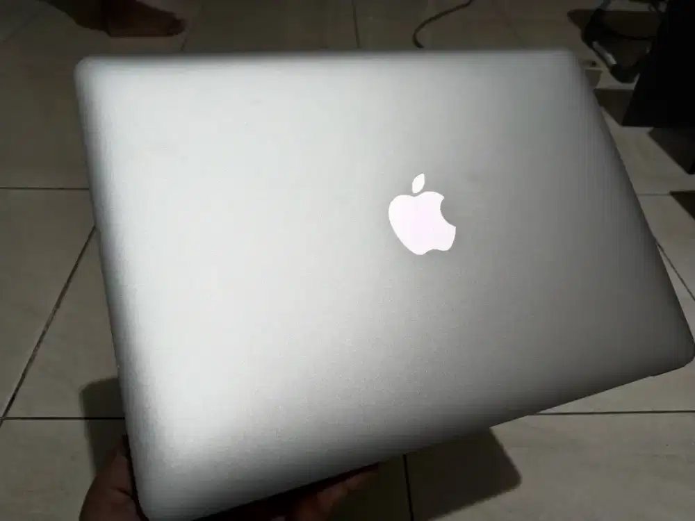 Dijual macbook Air 2017 CC229 Batre NORMAL siap pakai 24jam COD bogor