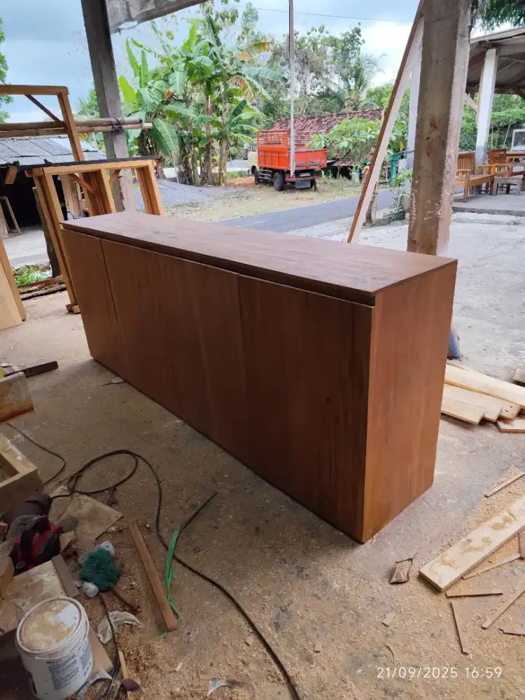 Meja bar/resepsionis