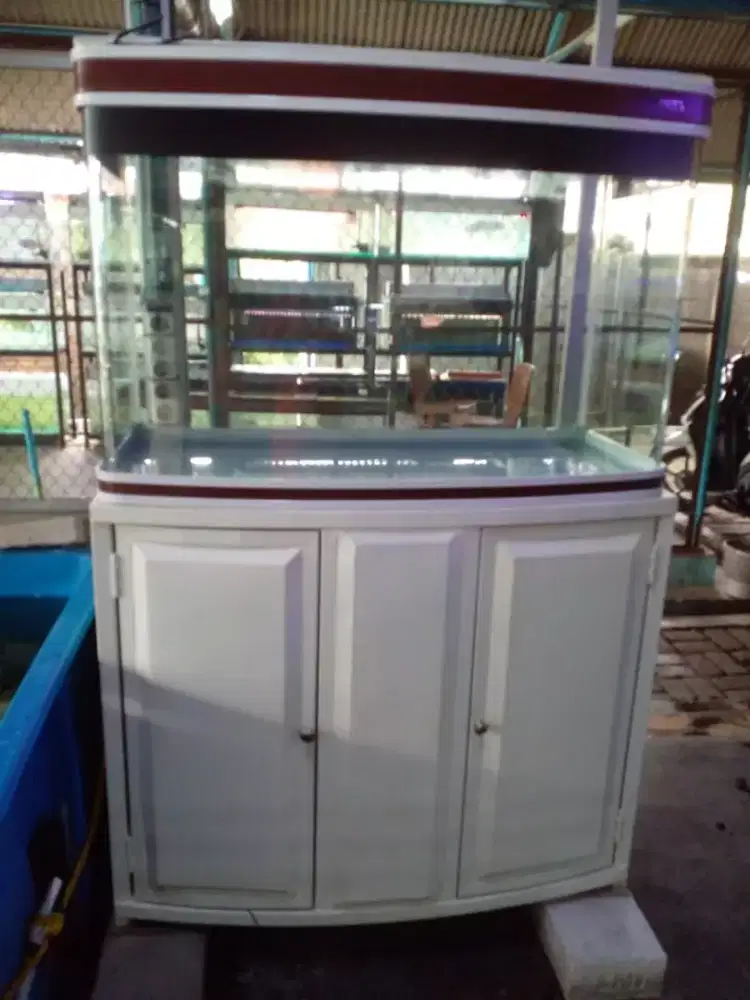 Aquarium ukuran kurang lebih 120×50cm komplit