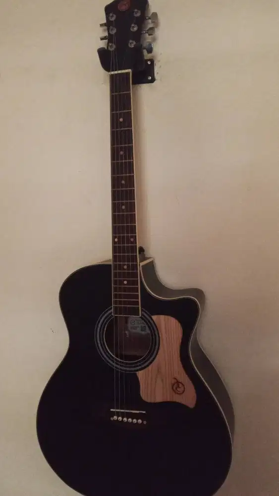 Gitar akustik elektrik mandalika