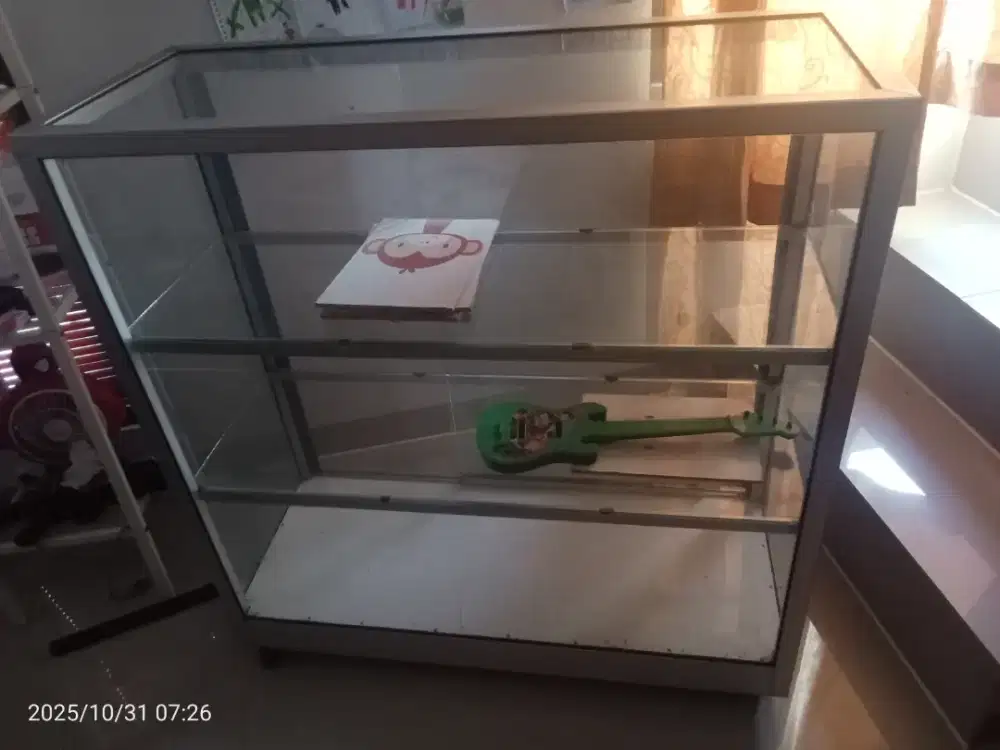Etalase bekas ukuran 1 meter