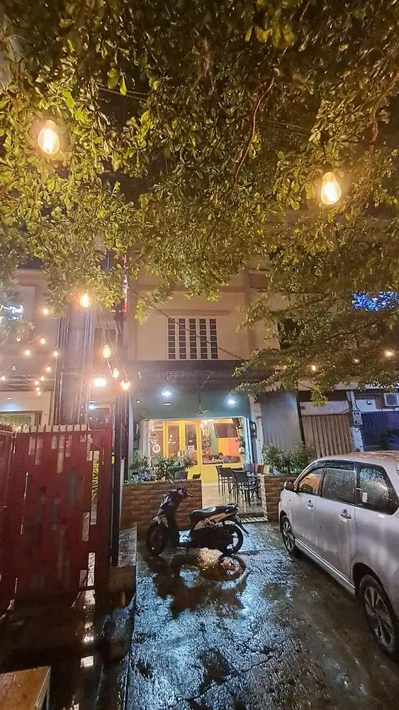 Disewakan ruko 3 lantai lengkap dengan interior cafe