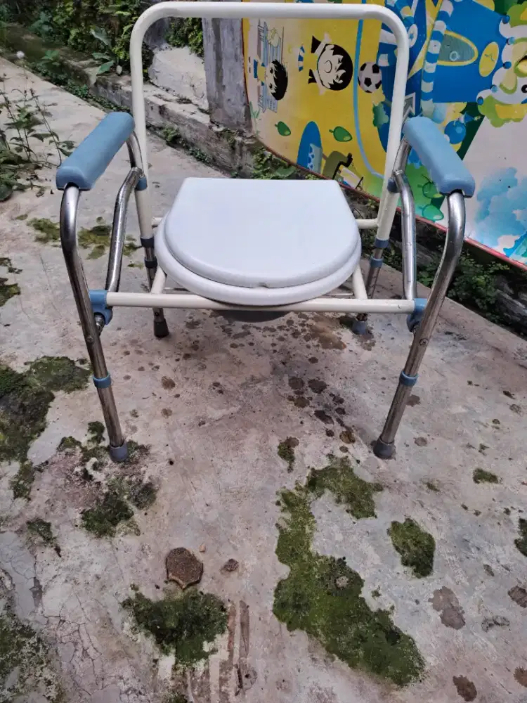 kursi BAB  untuk lansia
