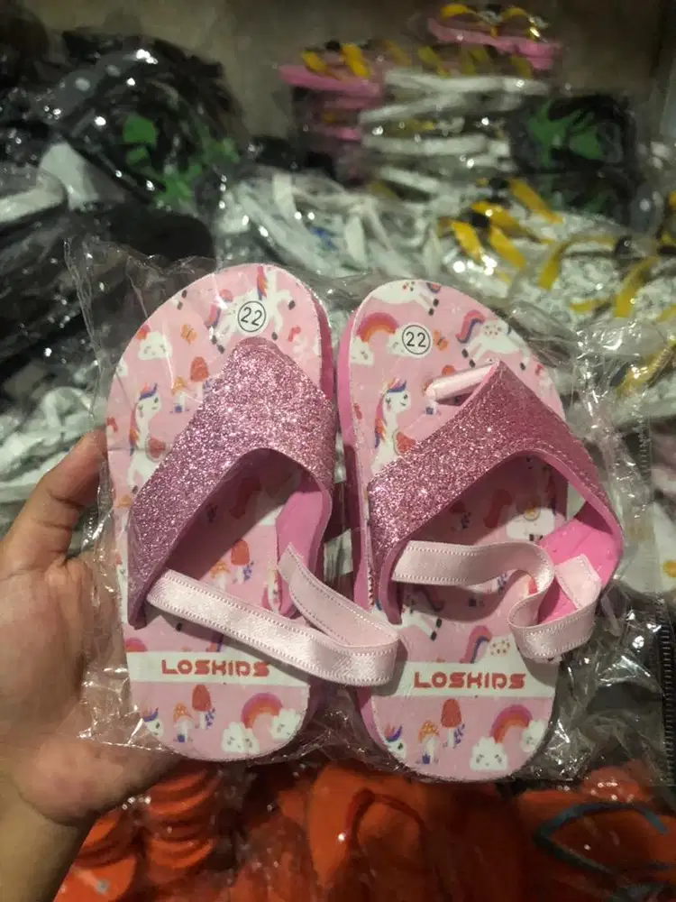 Borongin sendal anak