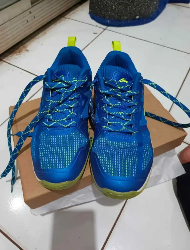 Sepatu badminton lining
