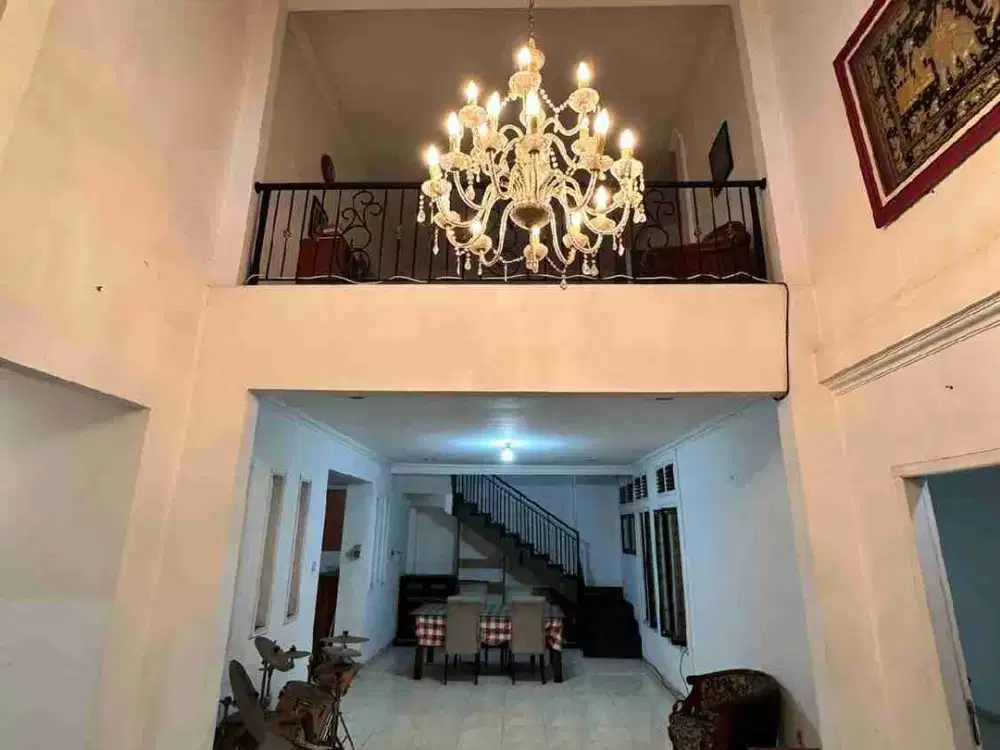 Dijual rumah 2 lantai LT180 LB 270 sdh renovasi siap huni lingkungan nyaman onegate system di cikunir