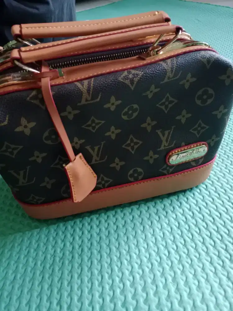 Bismilah.. Siapa tw ad jodoh nya.. Jual tas lv kondisi mash bagus