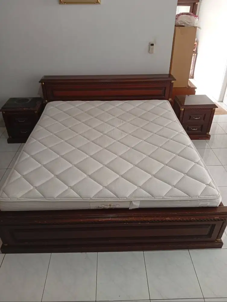 Dijual tempat tidur dan meja kecil