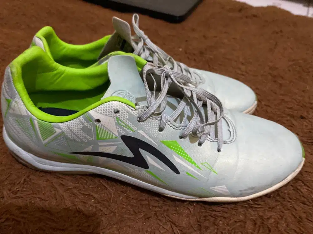 Sepatu futsal specs