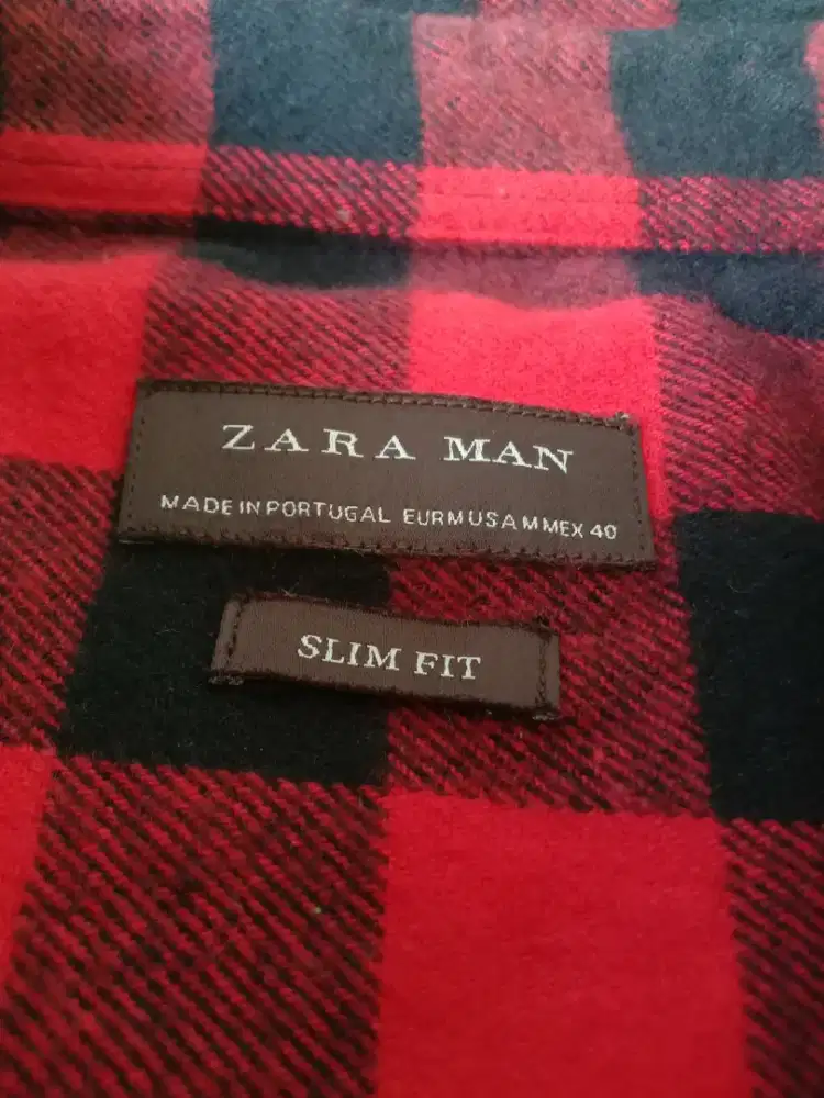 Flanel ZARA man slim fit ORIGINAL. ukuran : L . Warna : merah hitam
