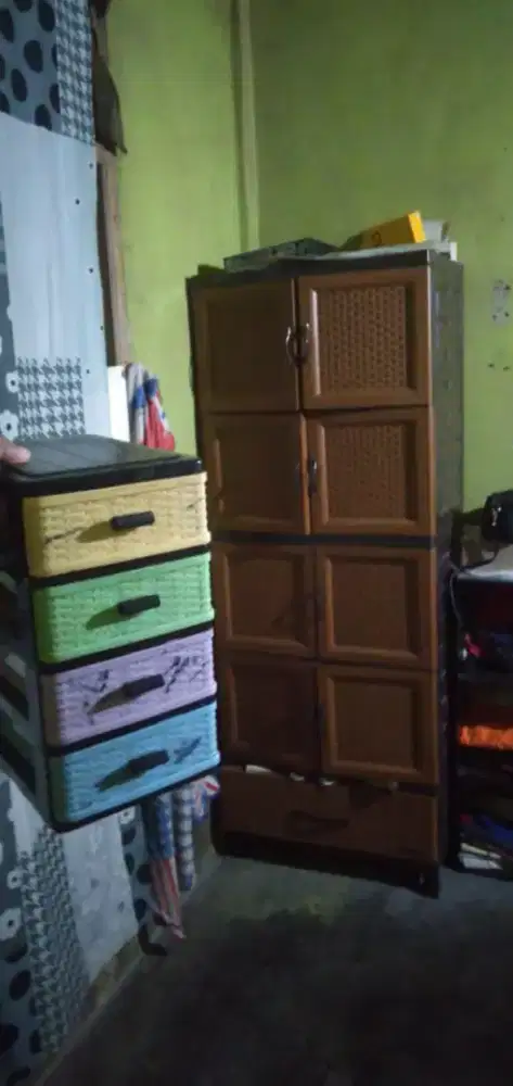 Di jual alat tulis kantor. Warna warni tempat nya murah