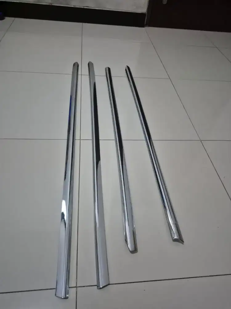 Side window trim chrome