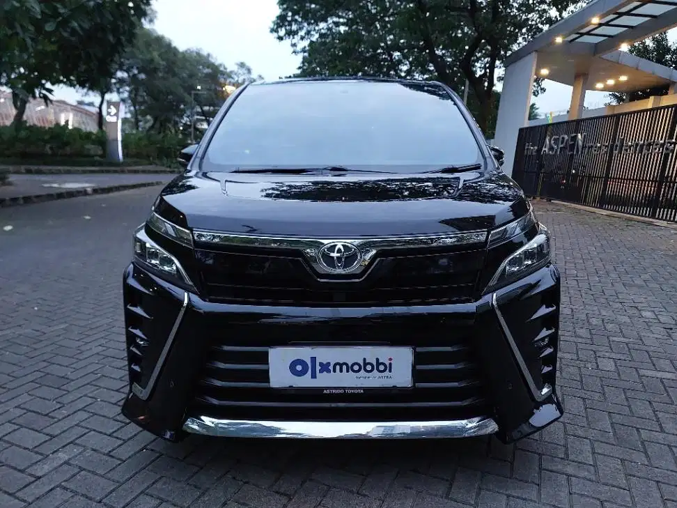 DP MURAH Toyota Voxy 2.0 Bensin-AT 2018 Hitam CSYDB