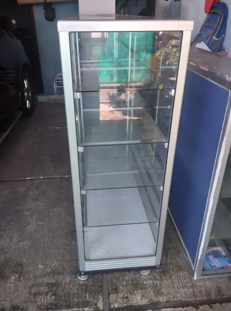 Dijual etalase kondisi masih mulus