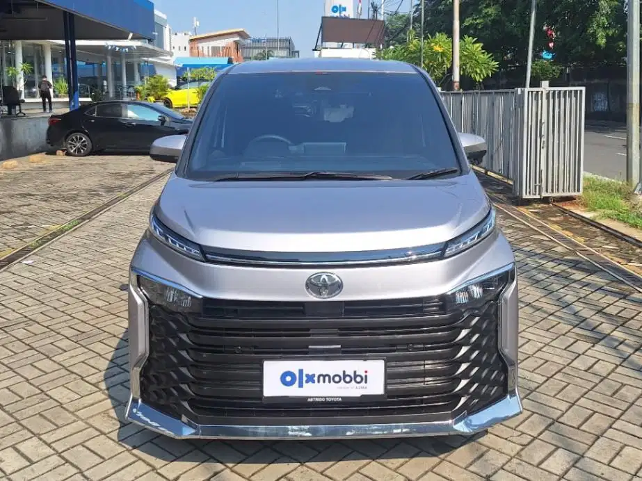 DP MURAH Toyota Voxy 2.0 Bensin-AT 2022 Silver C1TIB