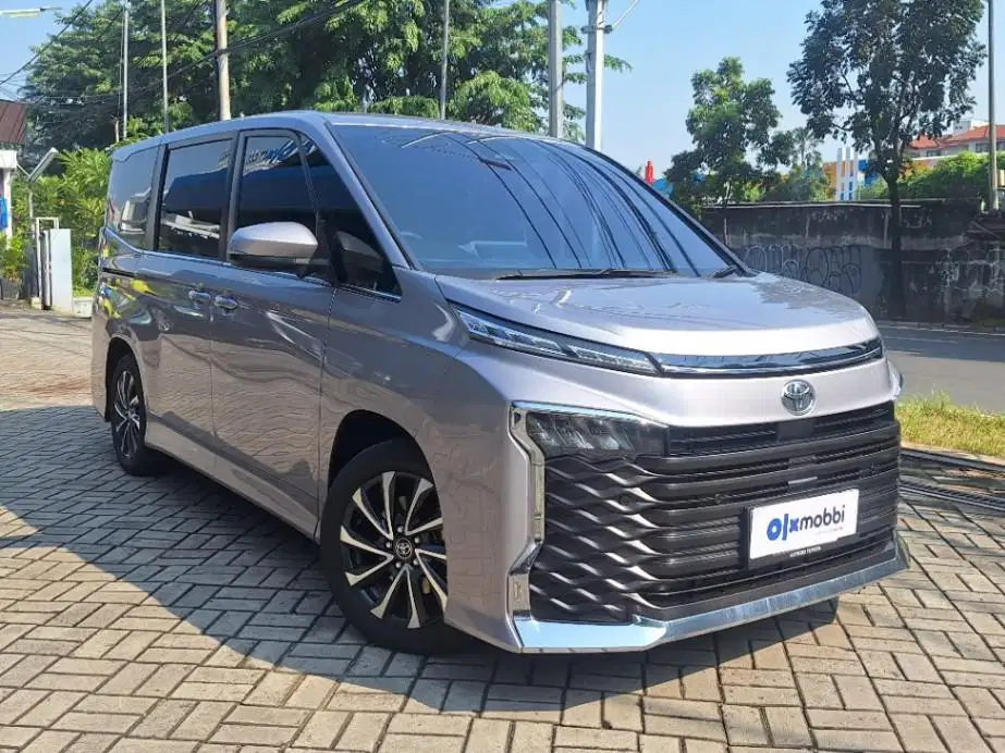 DP MURAH Toyota Voxy 2.0 Bensin-AT 2022 Silver C1TIB