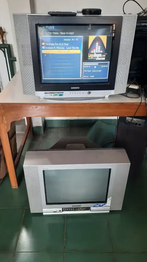 2 tv tabung 21 inc . Yang atas samsung slim dan bawah panasonic