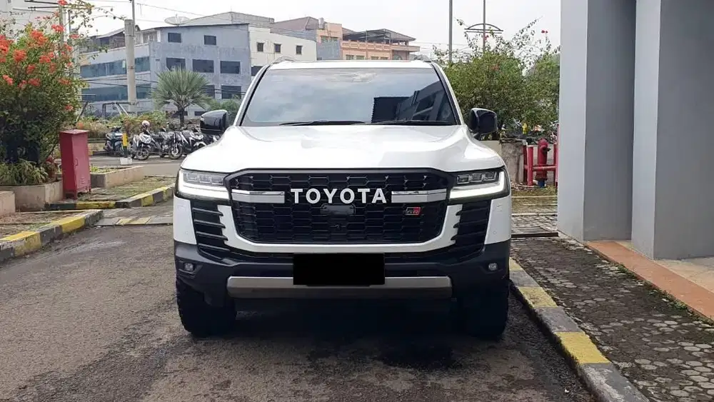 Toyota Land Cruiser LC300 GR-S  VX-R AT Putih 2024 Km.6rb
