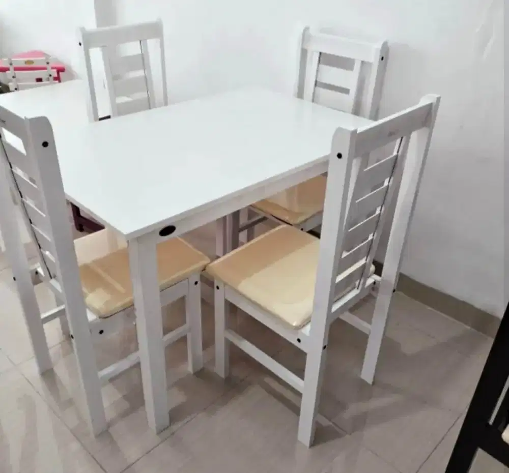 Meja makan kayu 4 kursi
