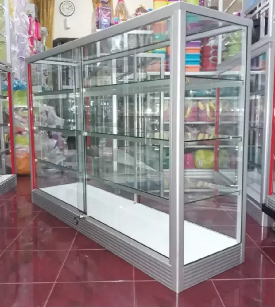 Etalase 1,5 Meter × 1 Meter Untuk Perlengkapan Toko