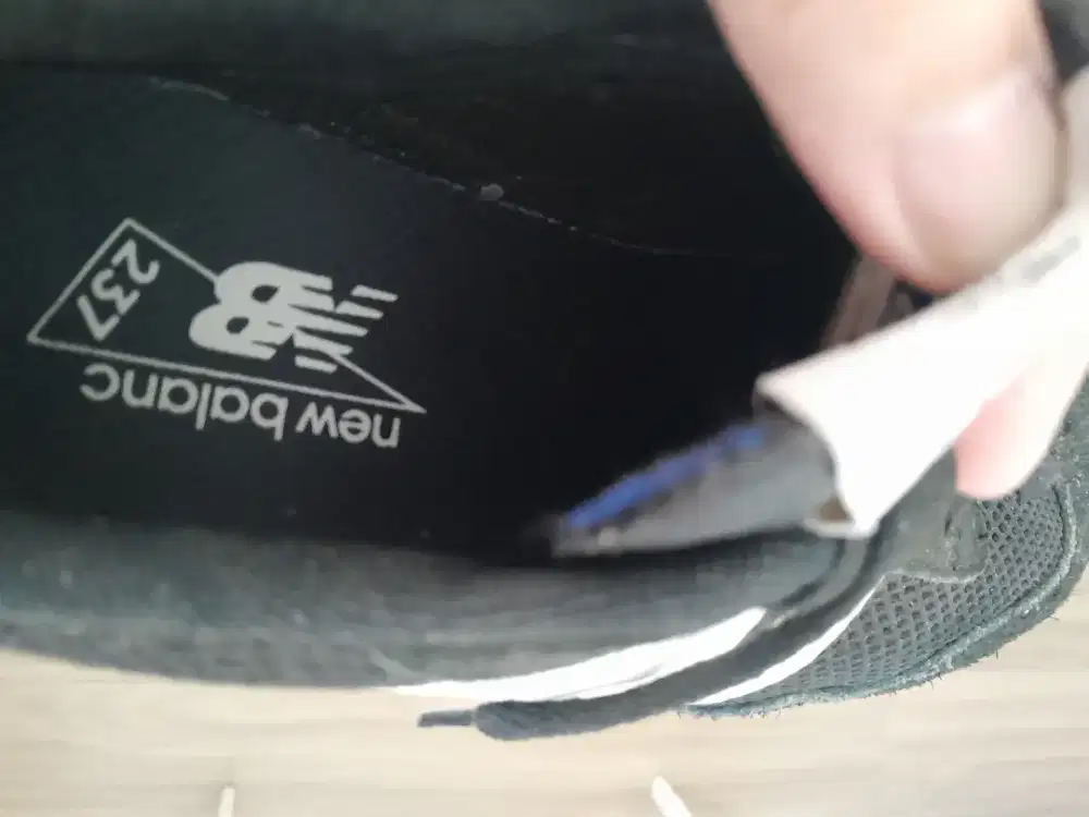 NB 237 sneakers hitam