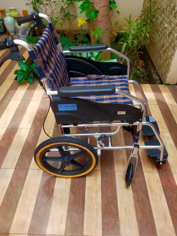 Jual kursi roda lipat traveling.masih baru dan mulus