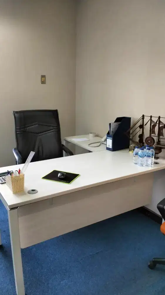 Meja kerja informa letter L dan kursi chairman boss