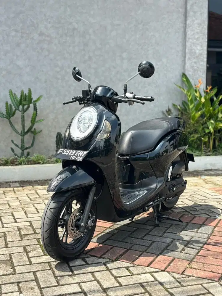 Honda scoopy 2021 mulus seperti baru kilomter 2Rb perak like new