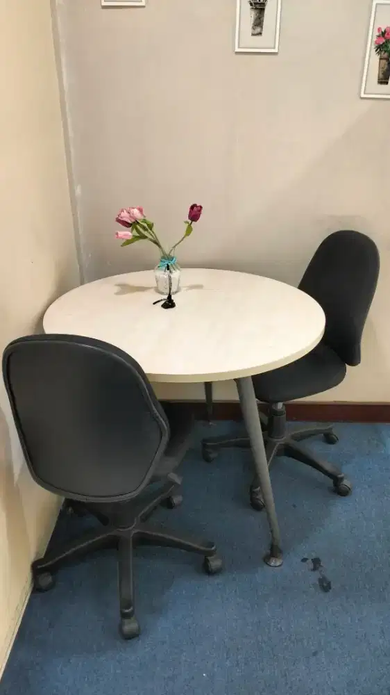 Meja teras informa atau meja lobby satu set dengan kursi