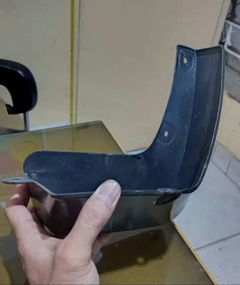 Mud guard kanan belakang Suzuki Ertiga 2013